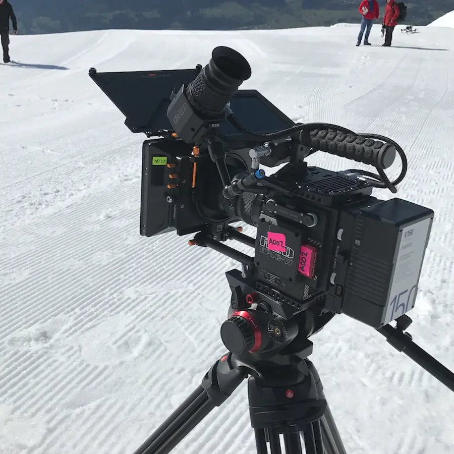 RED-Kamera auf einem Stativ bei einem Dreh im Schnee